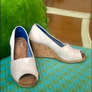 TOMS 5.5W Canvas Peep Toe Oatmeal Wedges